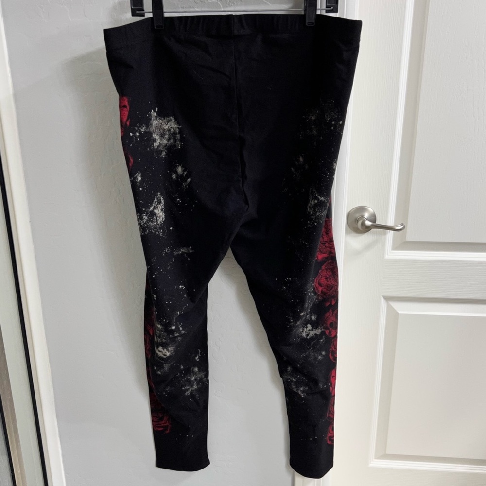 NWT! Torrid 3 Black with Rose side graphic leggings